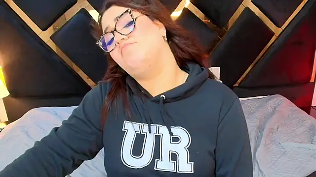 Camiila Osorio online show from April 21, 2026, 1:42 am