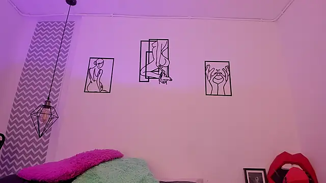 cloehonney online show from September 12, 2025, 2:17 pm