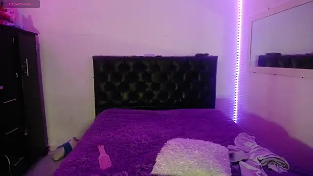 Laurenkenner  online show from October 9, 2025, 8:07 pm