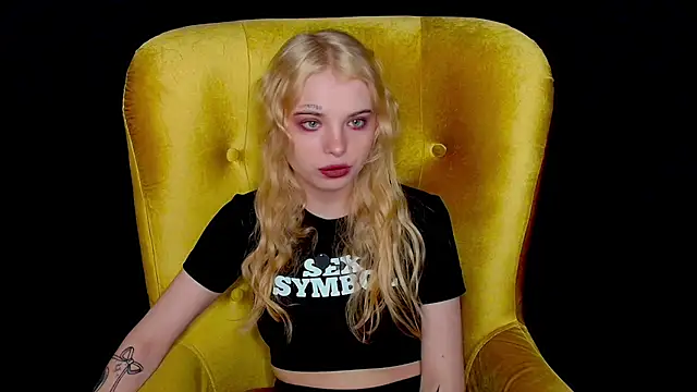 MisssLola online show from September 15, 2025, 2:28 pm