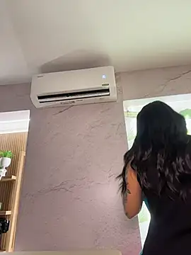 kiim taaylor online show from November 30, 2025, 7:18 pm