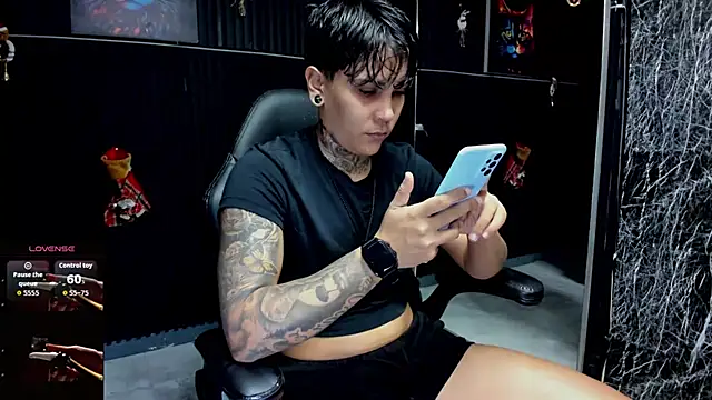 ZhoeStrong online show from December 15, 2025, 10:36 pm