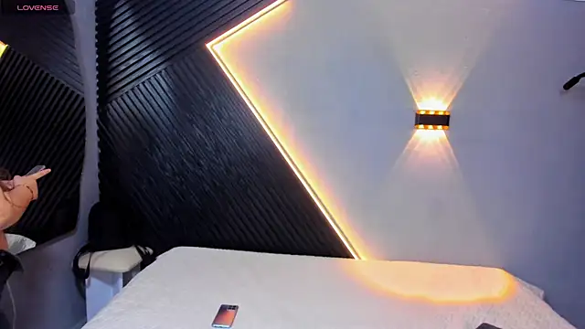 Laia and Aloby online show from April 11, 2026, 10:25 pm