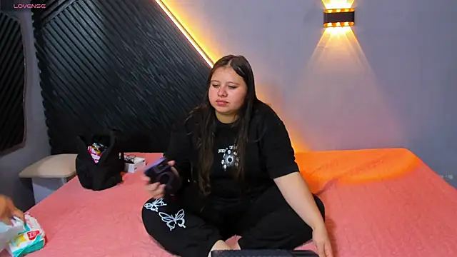 Laia and Aloby online show from April 21, 2026, 10:45 pm