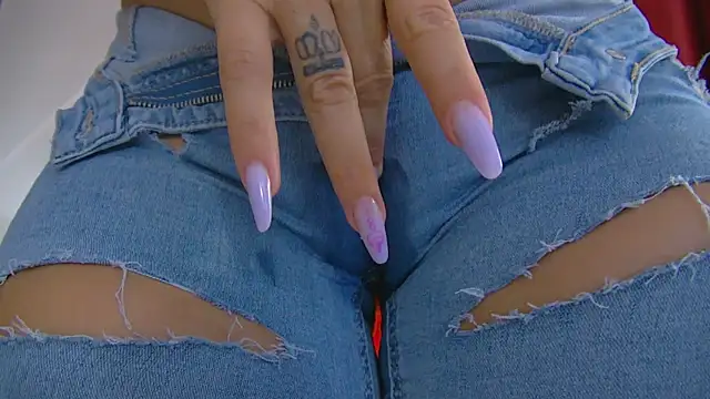 Foxxxy MILF online show from November 14, 2025, 5:06 am