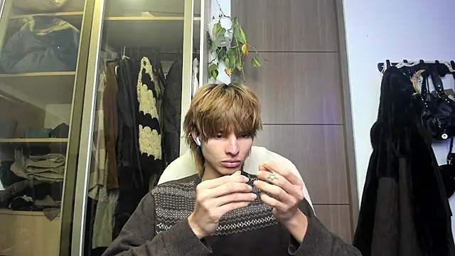 santy-kitty online show from March 4, 2025, 2:49 am