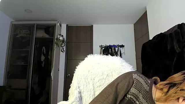 santy-kitty online show from March 15, 2025, 6:03 am