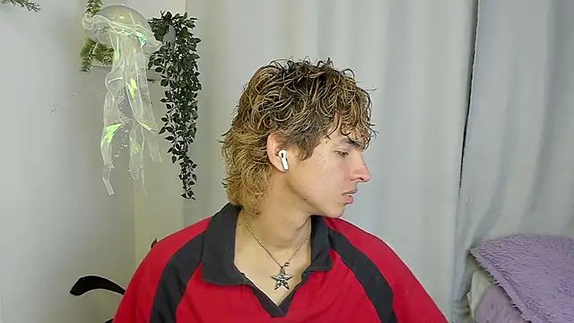 santy-kitty online show from October 8, 2025, 3:15 am