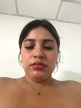 perlita05 online show from November 22, 2025, 7:35 pm