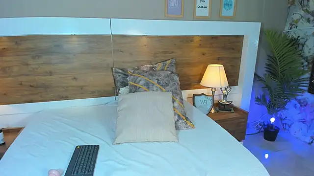 EmaBakker online show from February 14, 2025, 1:08 pm