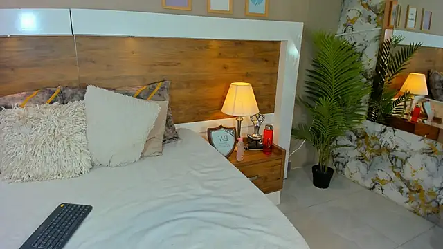 EmaBakker online show from February 28, 2025, 3:37 pm