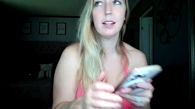 lucyallen4201 online show from December 4, 2024, 6:28 pm