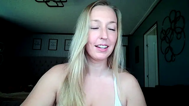 lucyallen4201 online show from December 11, 2024, 7:14 pm