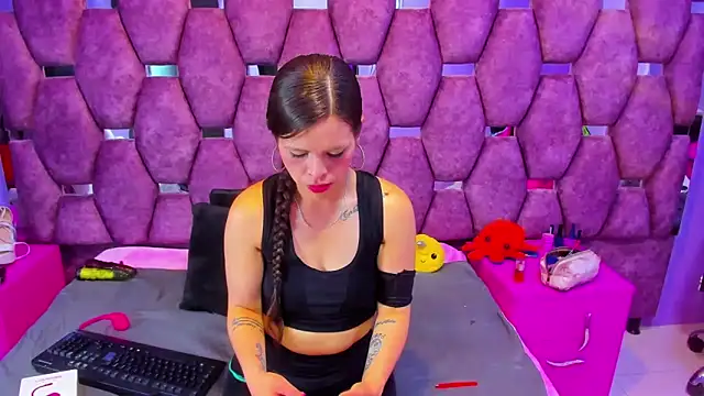 Mariana Benett online show from October 7, 2025, 8:50 pm