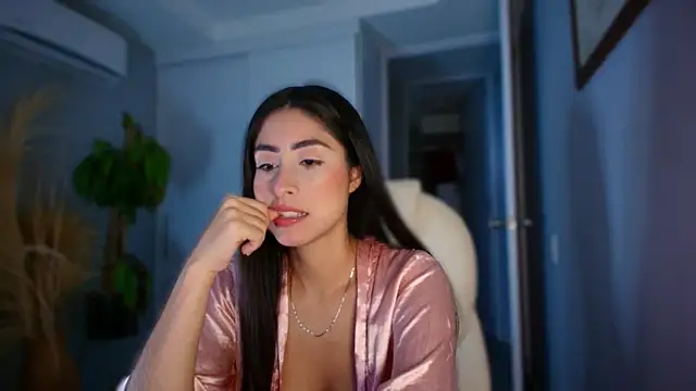 auroracaruso11 online show from September 29, 2025, 10:36 pm