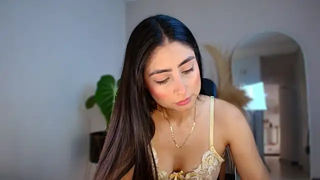 auroracaruso11 online show from December 3, 2025, 9:13 pm