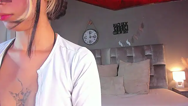 ParisFox  online show from February 10, 2025, 7:38 pm