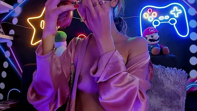 ParisFox  online show from March 18, 2025, 8:15 pm