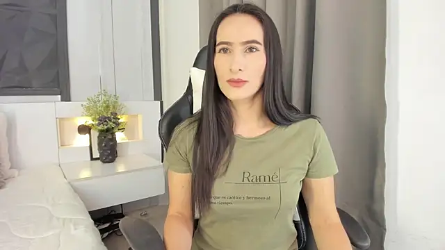 SaraGomez1 online show from October 3, 2025, 2:14 pm