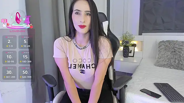 SaraGomez1 online show from October 14, 2025, 1:34 pm