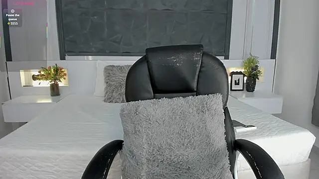 SaraGomez1 online show from April 22, 2026, 2:18 pm