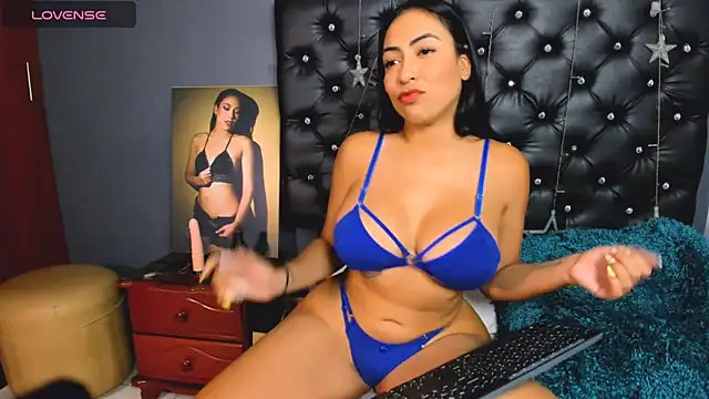 catalinamuss  online show from April 16, 2026, 9:39 pm