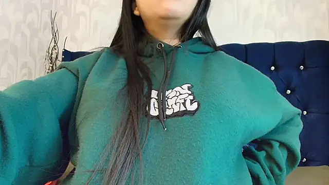 Snapshot of CarolineBrunx chatting on May 8, 2026, 8:03 pm CarolineBrunx online show from May 8, 2026, 8:03 pm