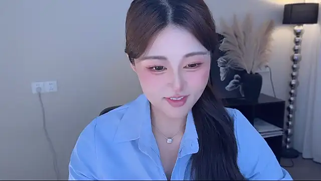 Strawberrybabyy1 online show from October 28, 2025, 3:14 pm