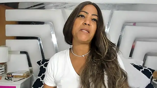 SaraaJhons online show from March 8, 2025, 1:36 pm