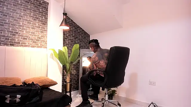 Snapshot of Dantesuarez28 chatting on December 15, 2025, 12:42 pm Dantesuarez28 online show from December 15, 2025, 12:42 pm