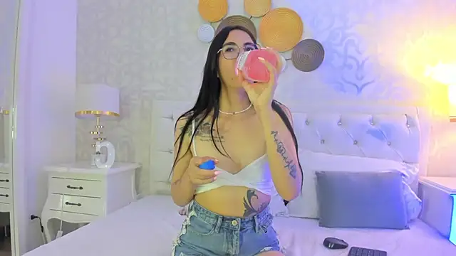 Clarisse28 online show from January 8, 2025, 7:34 pm