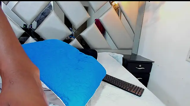 Nahomi-Hill online show from April 8, 2026, 2:33 am