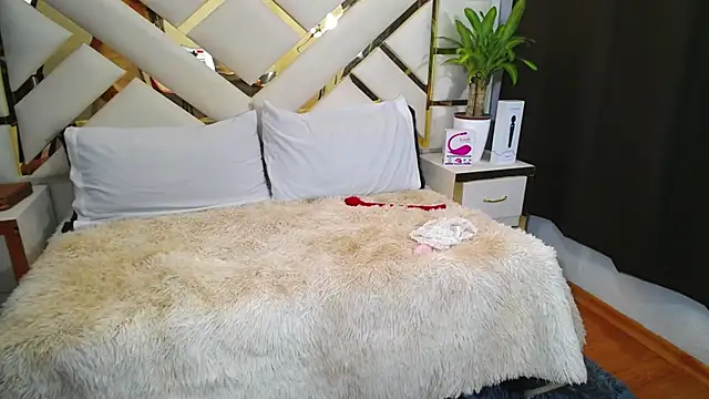 carolineamber  online show from December 8, 2024, 2:19 pm