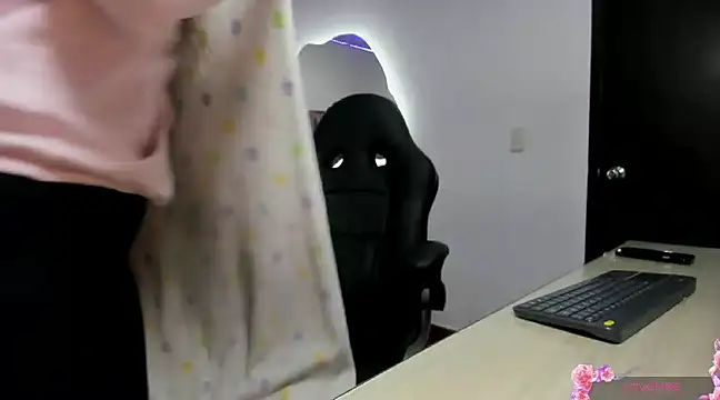 Estefany777 online show from February 19, 2025, 2:01 am