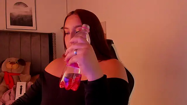 Alaia Cute online show from December 19, 2024, 5:40 am