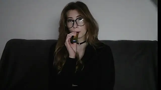 ErikaShyy online show from December 24, 2024, 1:06 pm