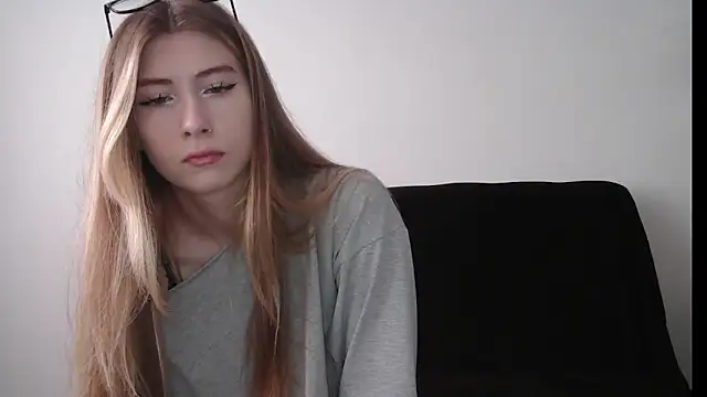 ErikaShyy online show from September 19, 2025, 10:16 am