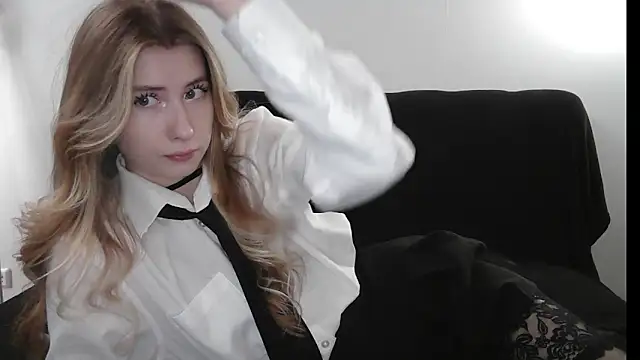 ErikaShyy online show from April 23, 2026, 12:29 pm