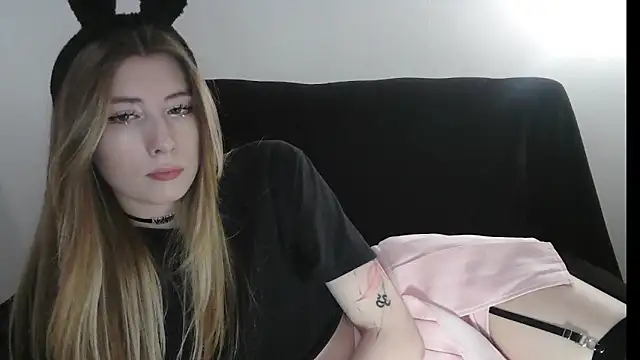ErikaShyy online show from June 3, 2026, 11:13 am