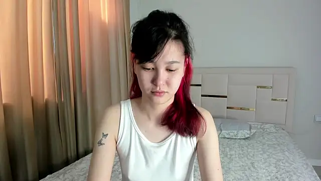 Snapshot of Lola_Peach chatting on June 1, 2026, 2:35 am Lola Peach online show from June 1, 2026, 2:35 am