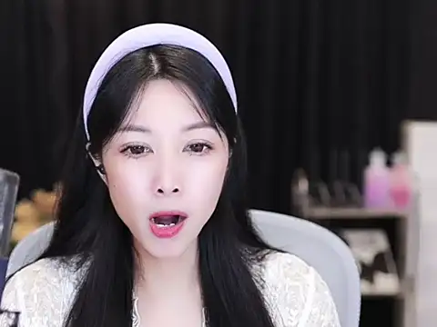 Nuyoah-77 online show from September 12, 2025, 5:13 pm