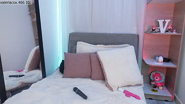 ValeriaCox online show from November 5, 2025, 1:44 pm