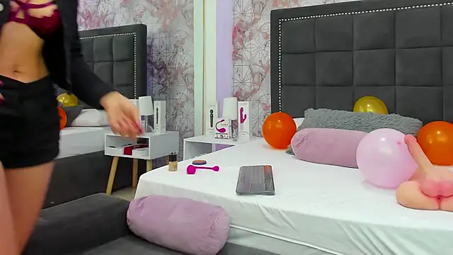 SaaraBrown online show from February 1, 2025, 12:26 pm