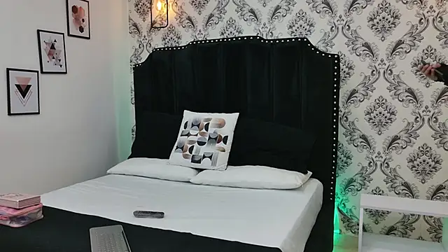 SaaraBrown online show from October 7, 2025, 12:13 pm