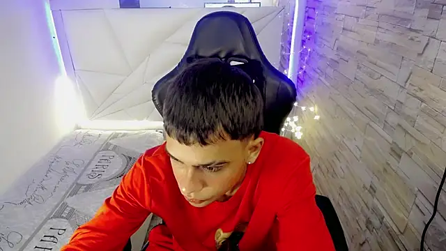 Snapshot of zacariasss_ chatting on December 6, 2024, 7:45 pm zacariasss online show from December 6, 2024, 7:45 pm