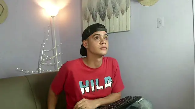 Snapshot of zacariasss_ chatting on October 15, 2025, 3:28 am zacariasss online show from October 15, 2025, 3:28 am