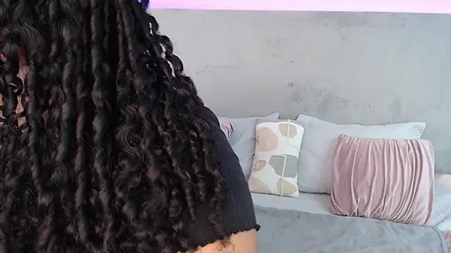 Miley Collins online show from December 3, 2024, 7:00 pm