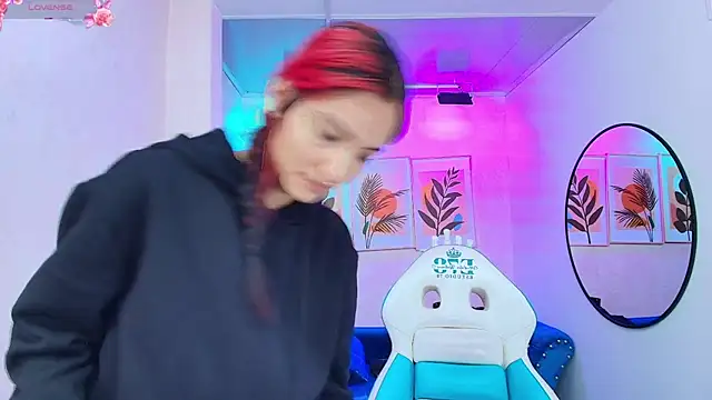 Dafne huges online show from November 24, 2025, 7:35 pm