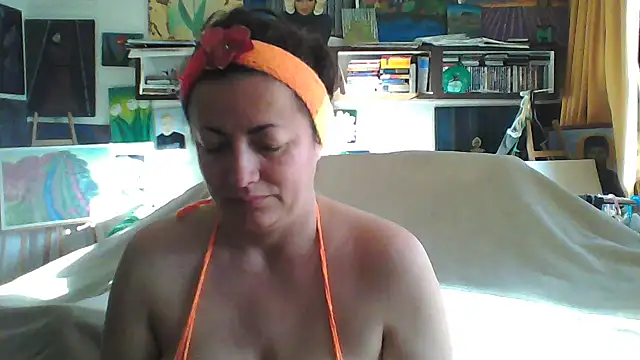 MariaAnaSunshine online show from October 19, 2025, 7:42 am