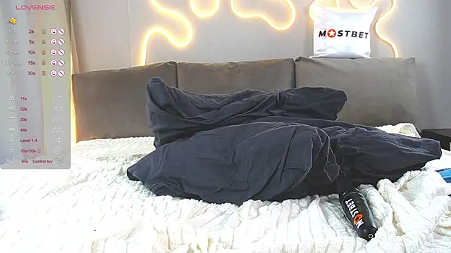 Chloeromantic online show from December 9, 2024, 2:24 am